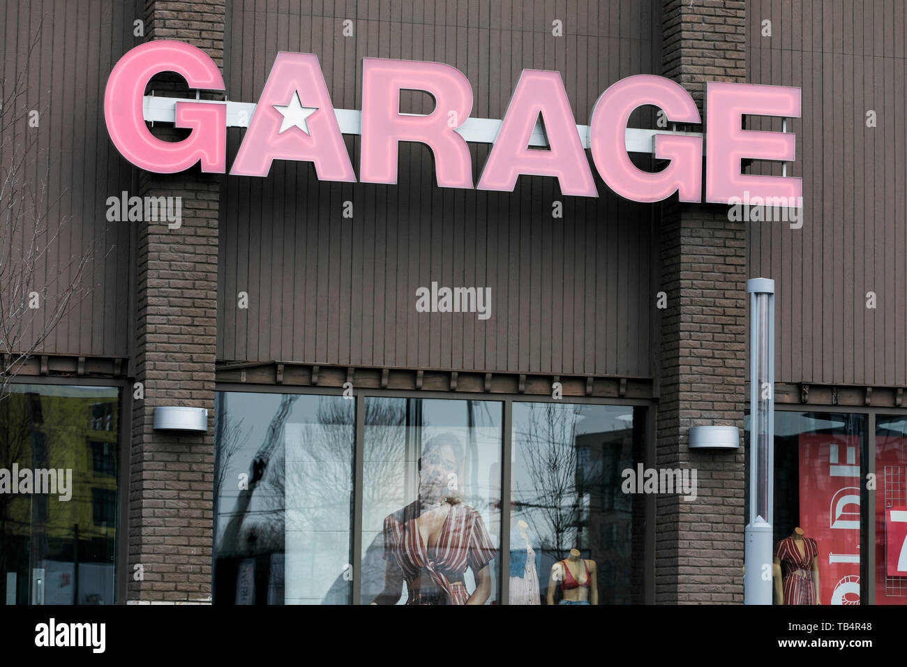 Ein logo Zeichen außerhalb einer Garage Clothing Store in Vaudreuil - Dorion, Quebec, Kanada, am 21. April 2019. Stockfoto