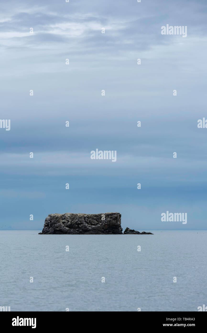 Großen Felsen im Meer in der Nähe von Möwe Insel, Homer, Alaska Stockfoto