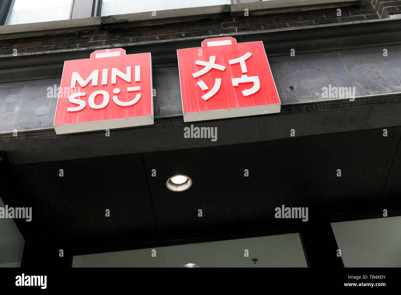 Ein logo Zeichen außerhalb eines Miniso Store in Montreal, Quebec, Kanada, am 21. April 2019. Stockfoto