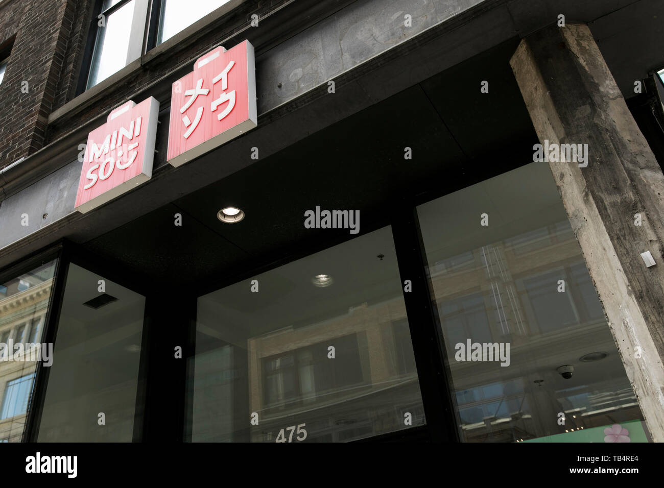 Ein logo Zeichen außerhalb eines Miniso Store in Montreal, Quebec, Kanada, am 21. April 2019. Stockfoto