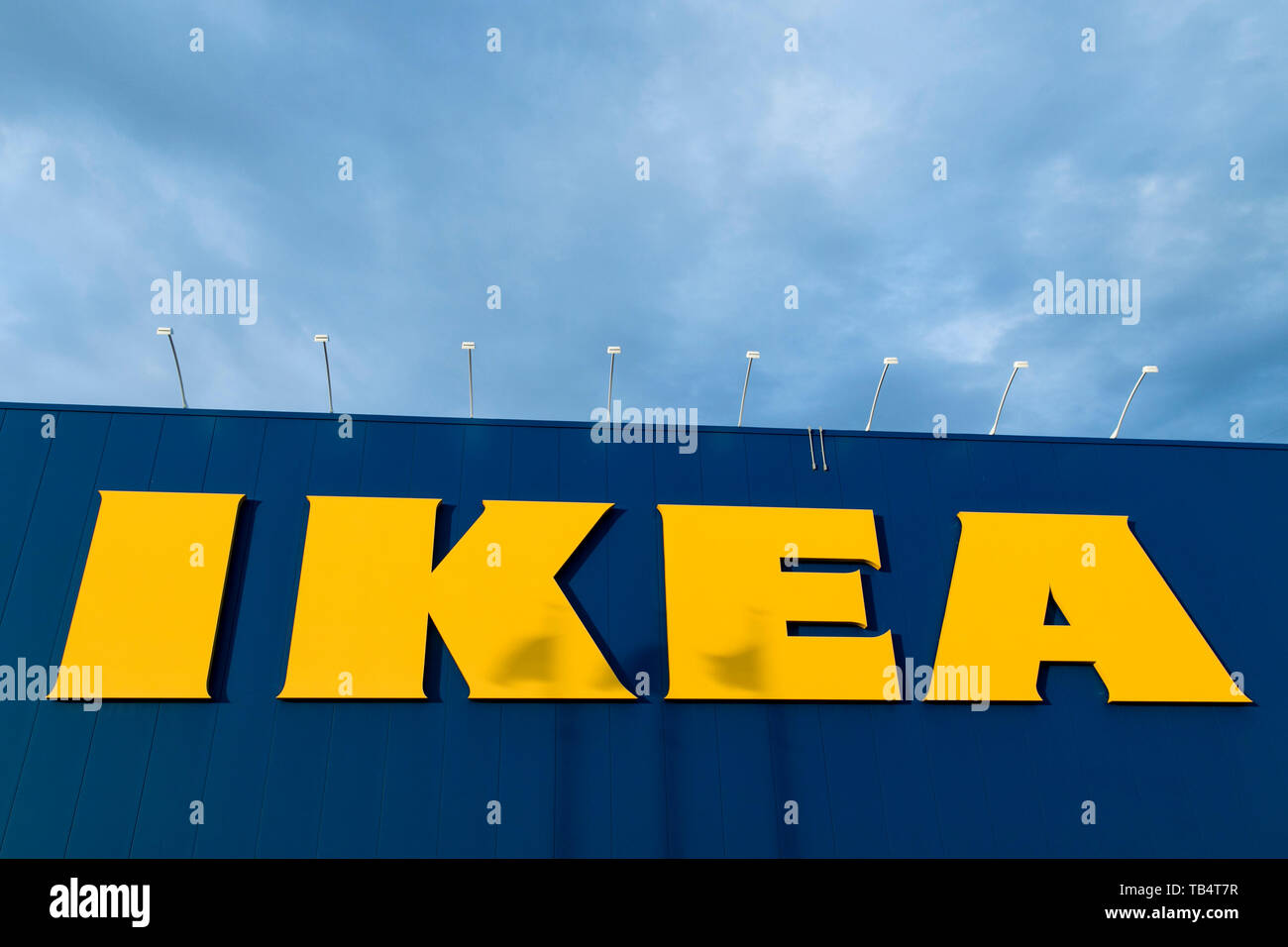 Ein logo Zeichen außerhalb eines Ikea Store in Boucherville, Quebec, Kanada, am 21. April 2019. Stockfoto