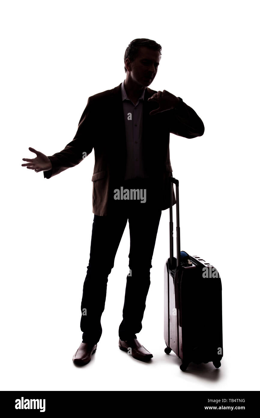 Silhouette einer reisenden Geschäftsmann auf der Suche umgekippt, weil von einer verzögerten oder Flug abgesagt. Der Reisende ist gestresst und wartet mit seinem Gepäck. Stockfoto