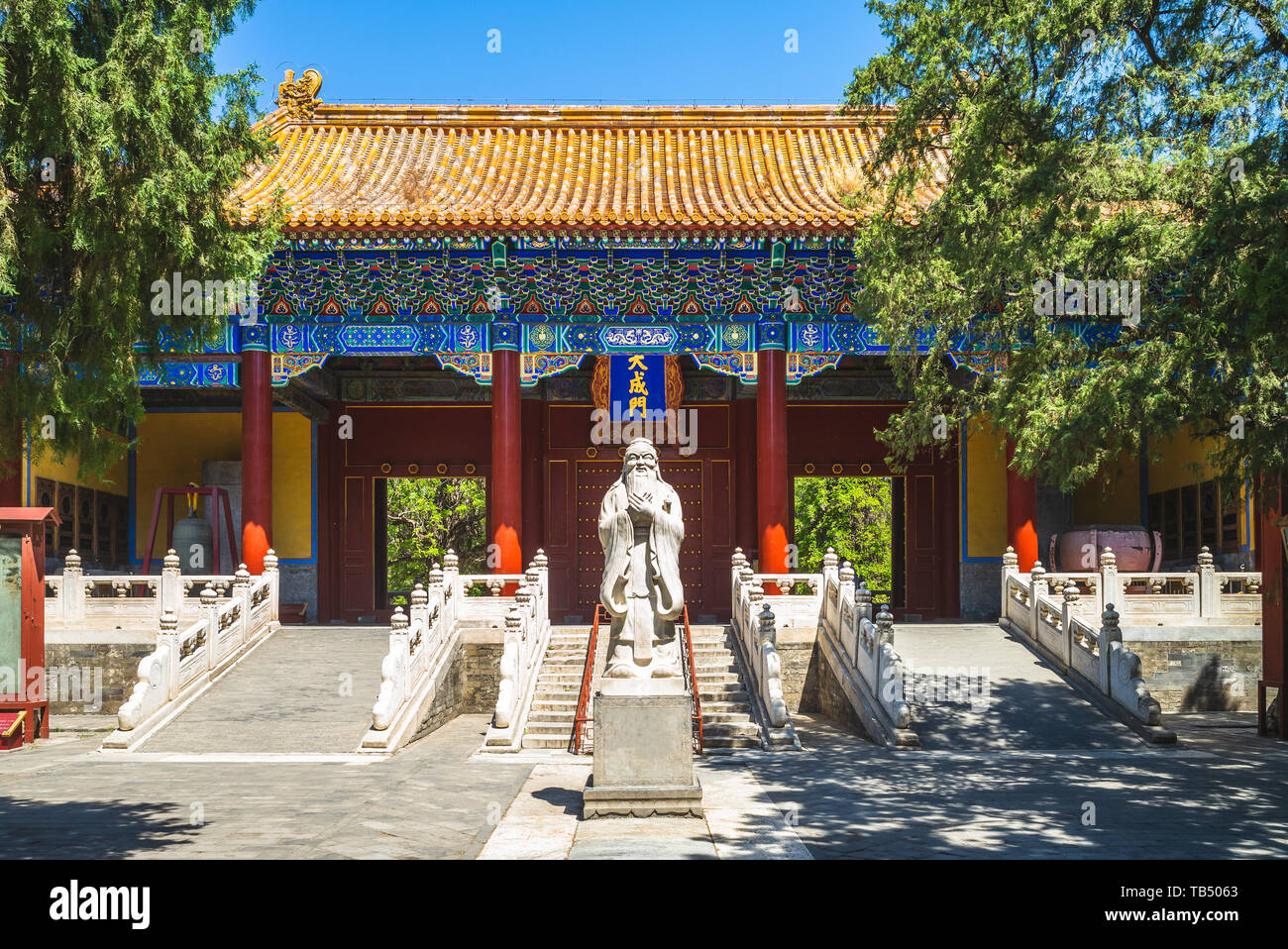 Konfuzius Tempel in Peking, China. die Übersetzung der chinesischen Zeichen ist 'Tor der Große Vollendung' Stockfoto