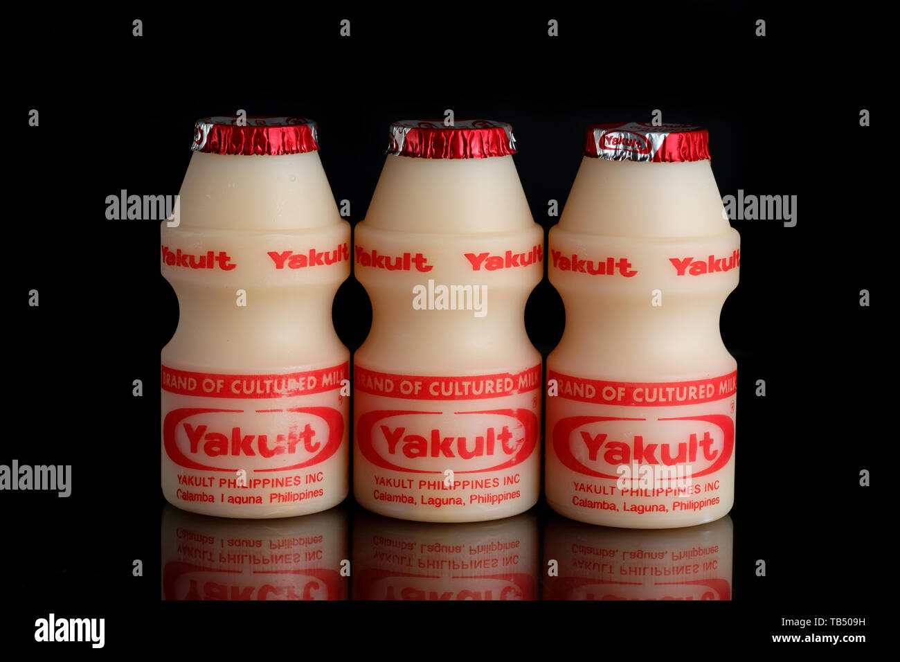 Yakult fermentierte Milch trinken auf schwarzem Hintergrund isoliert Stockfoto