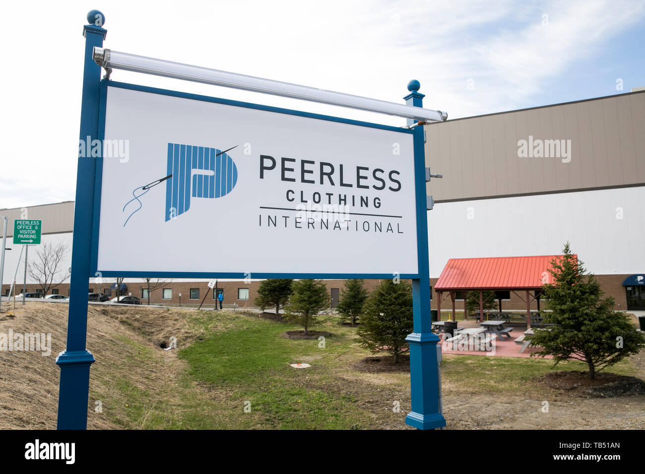 Ein logo Zeichen außerhalb einer Anlage von Peerless Kleidung in St Albans, Vermont besetzt am 23. April 2019. Stockfoto