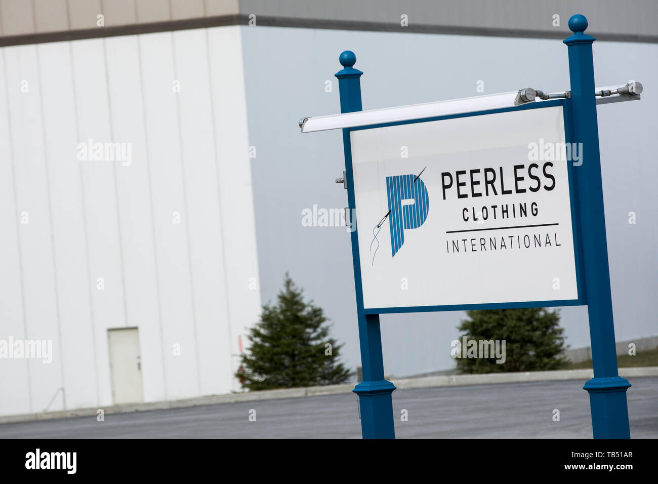 Ein logo Zeichen außerhalb einer Anlage von Peerless Kleidung in St Albans, Vermont besetzt am 23. April 2019. Stockfoto