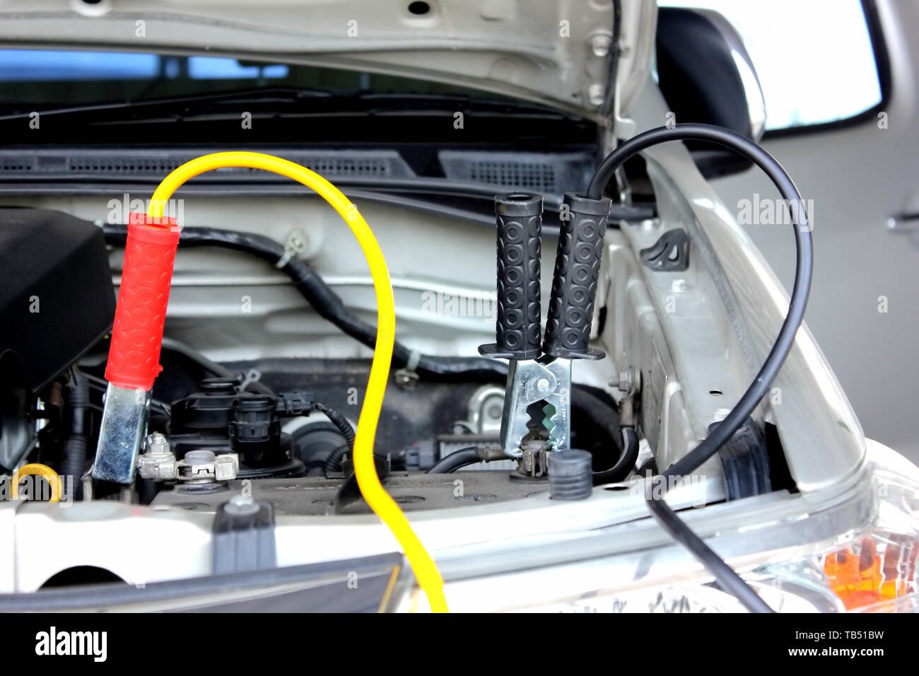 Abholung Auto ist die Batterie geladen wird. Der Akku ist zu niedrige Spannung. Stockfoto