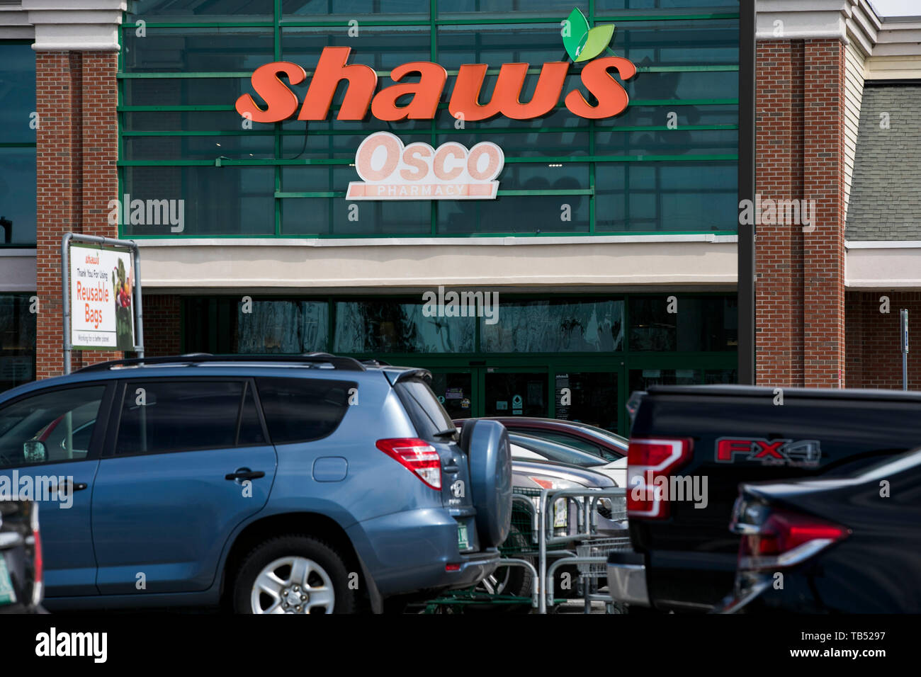 Ein logo Zeichen außerhalb von Supermärkten ist ein Shaw retail Grocery Store Lage in Colchester, Vermont am 23. April 2019. Stockfoto