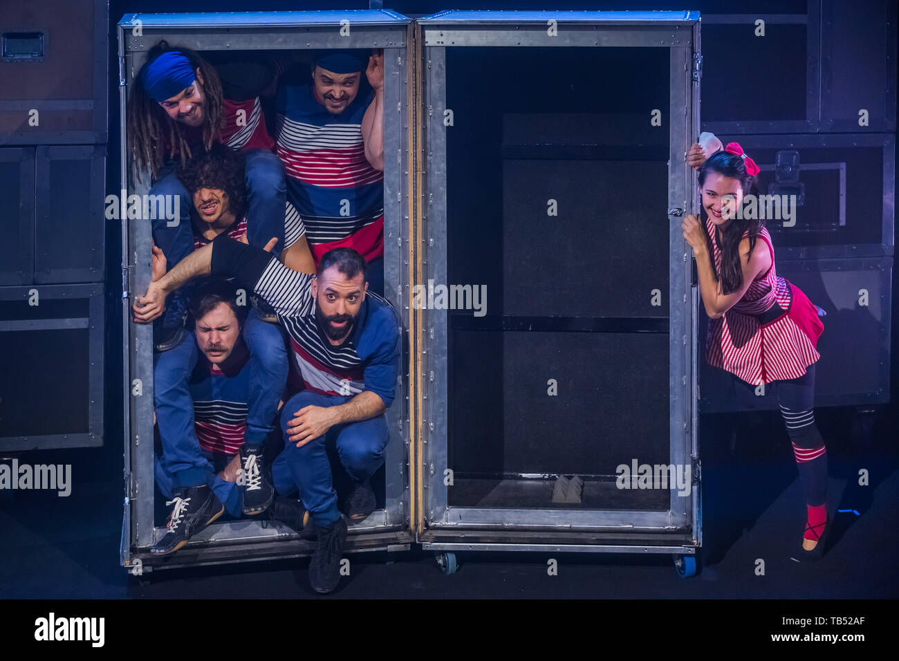 FLIP Fabrique Versandverfahren durchführen. Renommierte Zirkus Truppe aus Kanada führen verschiedene Akrobatik während der Unterleib Festival Southbank, London, UK. Stockfoto