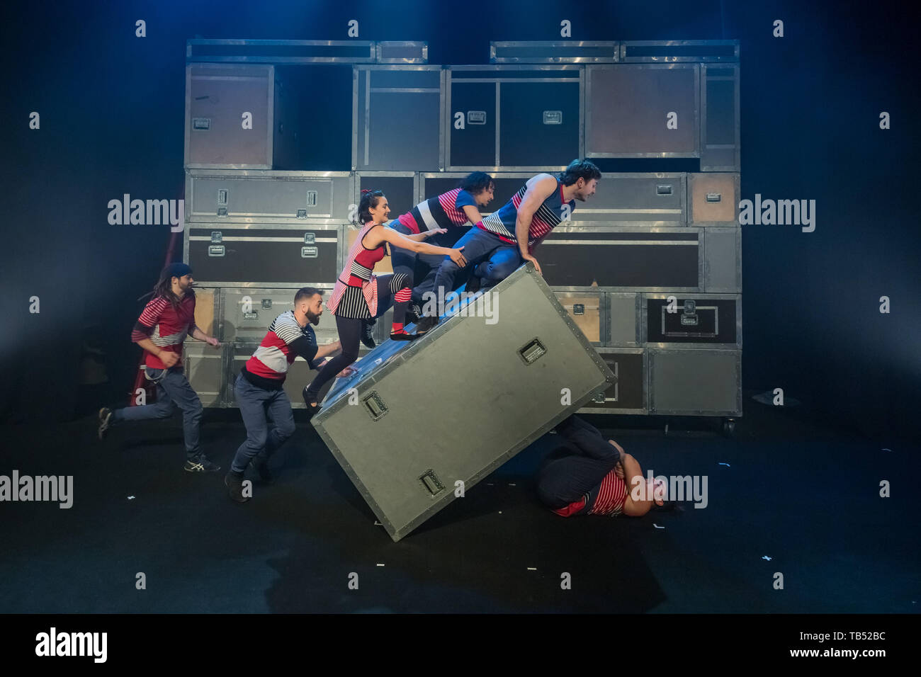 FLIP Fabrique Versandverfahren durchführen. Renommierte Zirkus Truppe aus Kanada führen verschiedene Akrobatik während der Unterleib Festival Southbank, London, UK. Stockfoto
