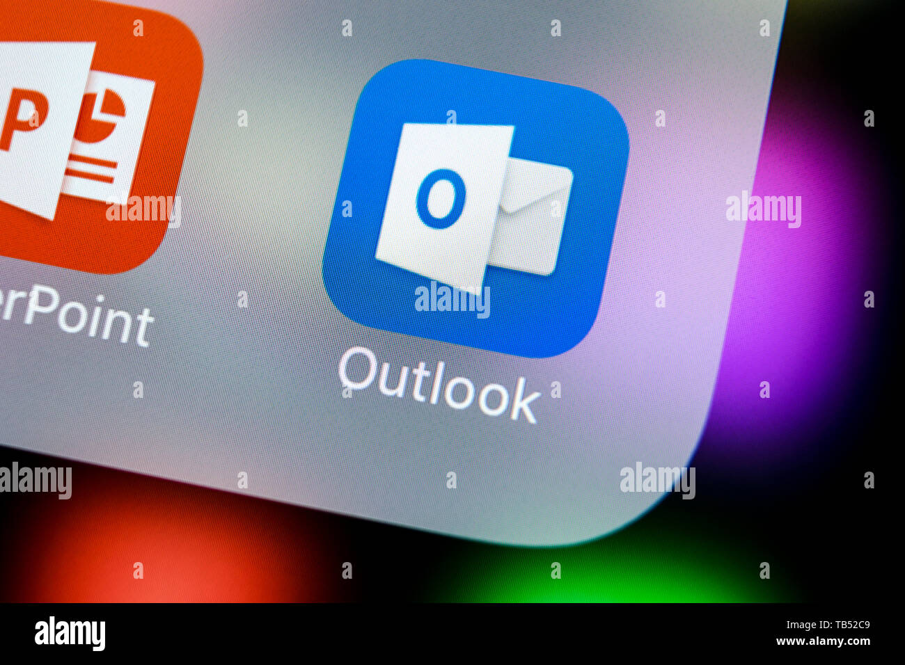 Sankt-Petersburg, Russland, 21. März 2018: Microsoft Outlook office Symbol auf Apple iPhone X-close-up. Microsoft Outlook Symbol der App. Mic Stockfoto