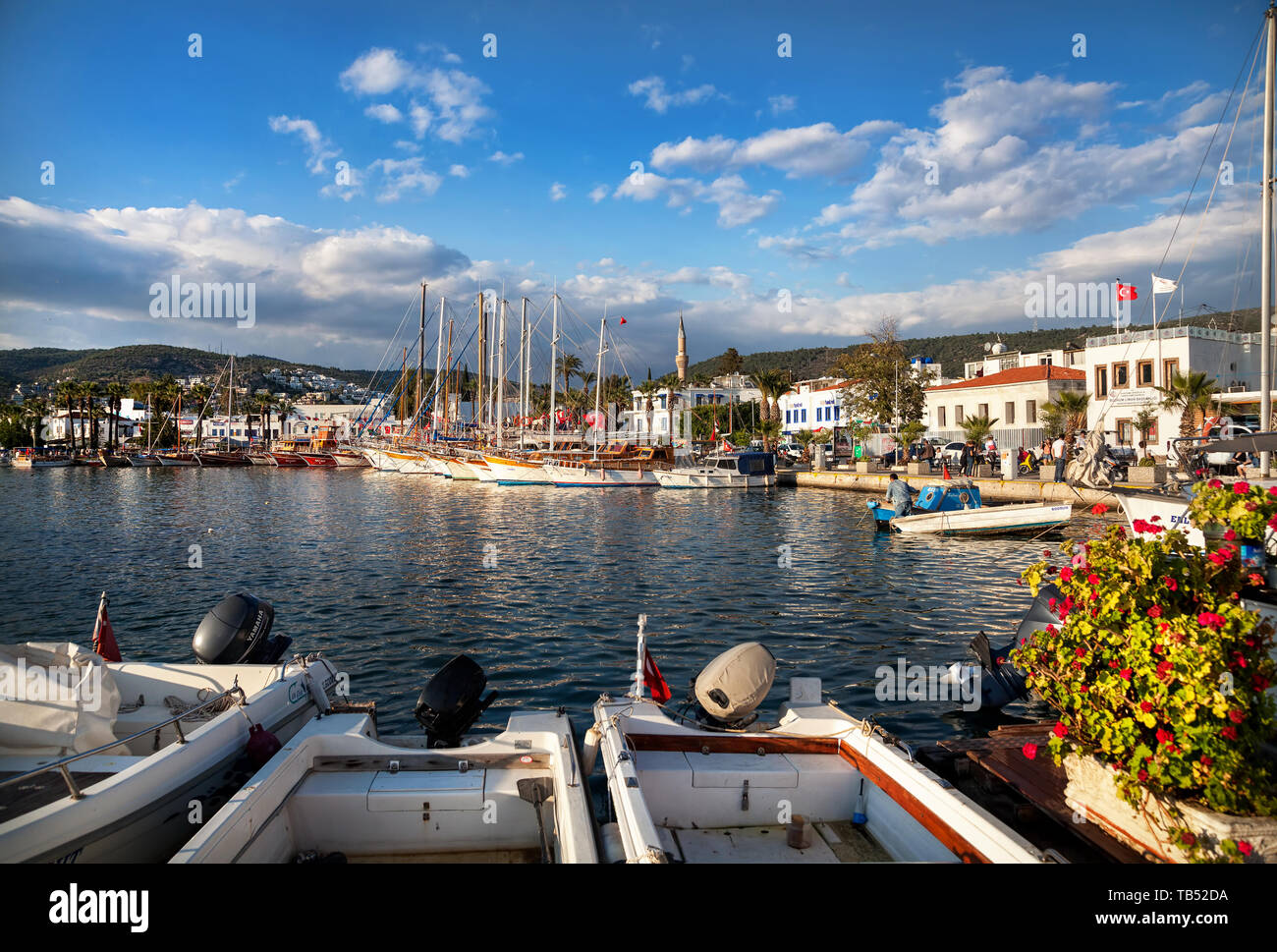 BODRUM, Türkei - 25. MAI 2016: berühmte Marina Hafen mit Motorbooten und Yachten bei Sonnenuntergang Stockfoto