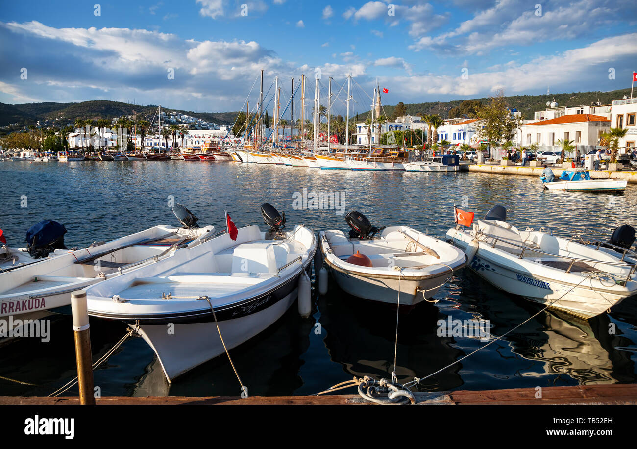 BODRUM, Türkei - 25. MAI 2016: berühmte Marina Hafen mit Motorbooten und Yachten bei Sonnenuntergang Stockfoto
