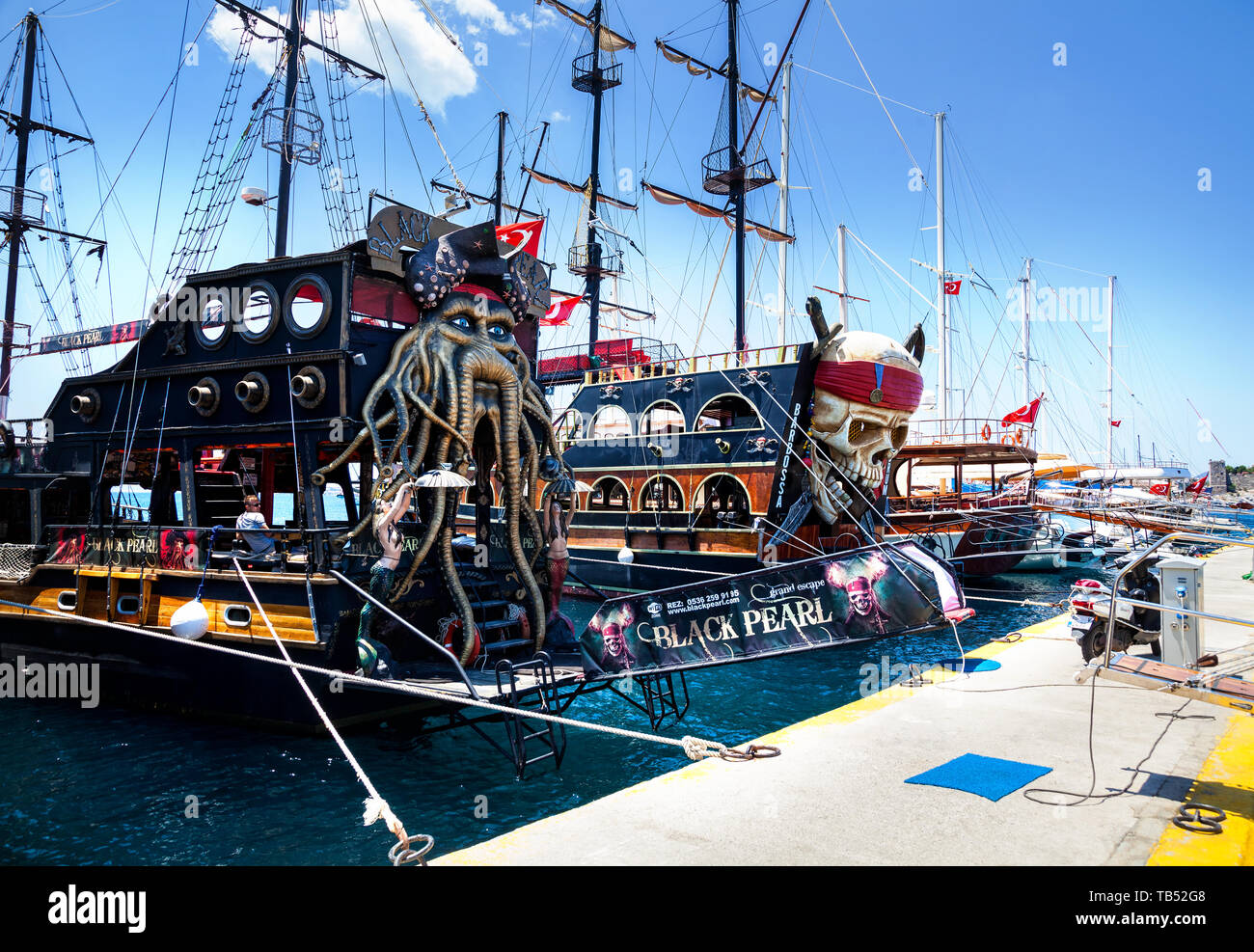 BODRUM, Türkei - 25. MAI 2016: berühmte Yachthafen mit schwarzer Perle und Schädel touristischen Boote am Pier eingerichtet Stockfoto