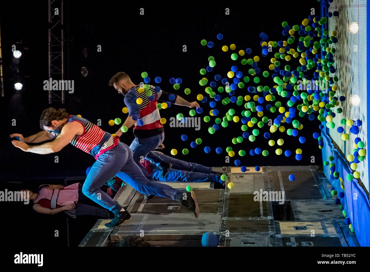 FLIP Fabrique Versandverfahren durchführen. Renommierte Zirkus Truppe aus Kanada führen verschiedene Akrobatik während der Unterleib Festival Southbank, London, UK. Stockfoto