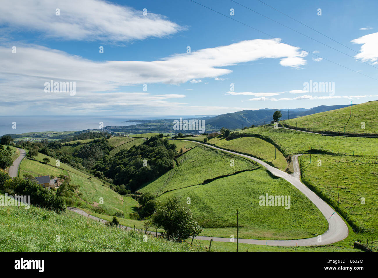 Eine Landstraße in den Bergen oberhalb von Luarca, Asturien, Spanien./eine Landstraße in den Bergen oberhalb von Luarca, Asturien, Spanien. Stockfoto