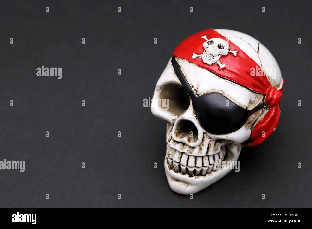 Pirate Totenkopf mit roten Kopftuch auf dunklem Hintergrund Stockfoto