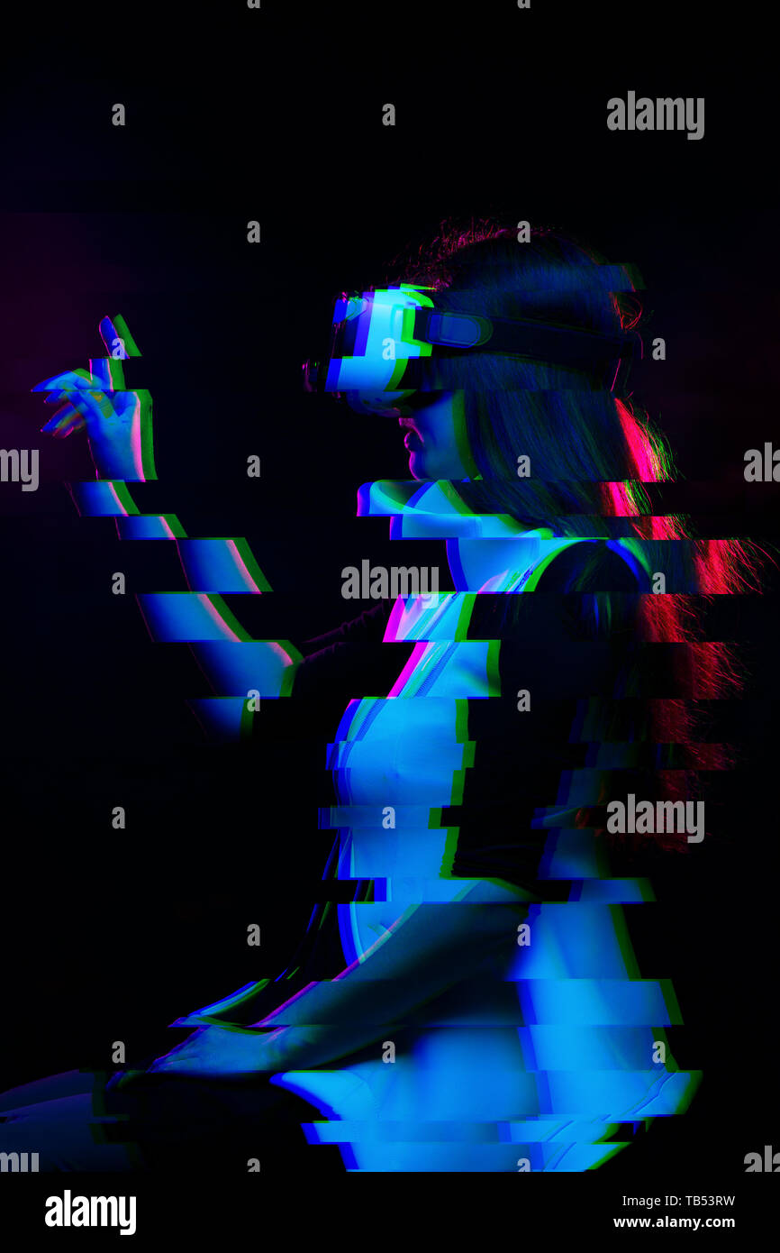 Die Frau ist mit Virtual reality Headset. Bild mit glitch Wirkung. Stockfoto