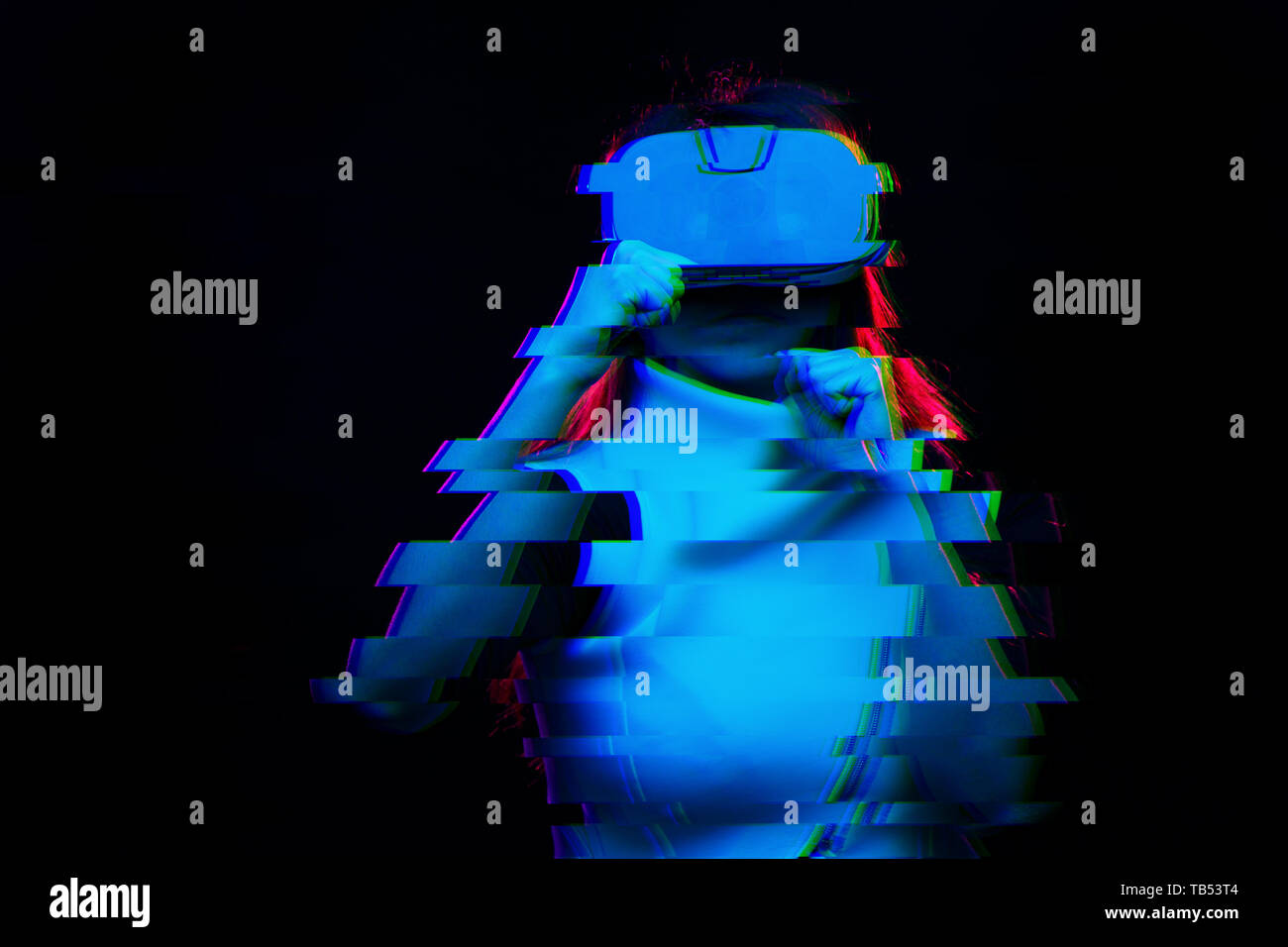 Die Frau ist mit Virtual reality Headset. Bild mit glitch Wirkung. Stockfoto