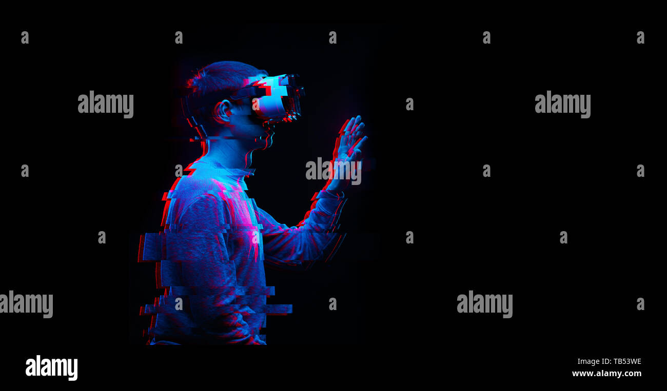 Der Mensch ist mit Virtual reality Headset. Bild mit glitch Wirkung. Stockfoto