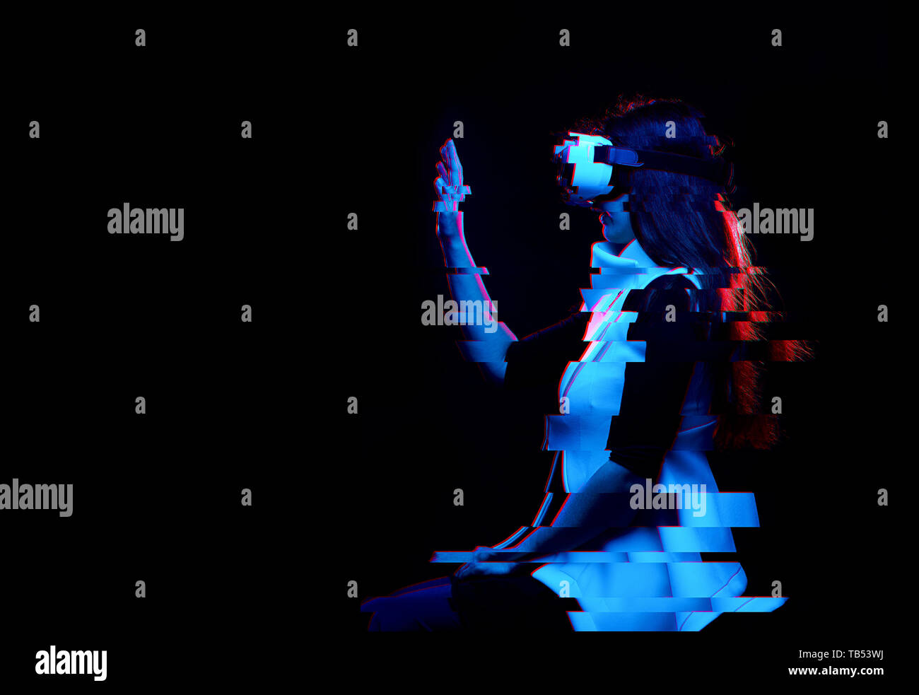 Die Frau ist mit Virtual reality Headset. Bild mit glitch Wirkung. Stockfoto