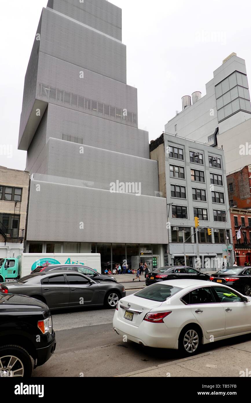 Menschen außerhalb der Neuen Museum, gegründet im Jahr 1977, in der Bowery Stadtteil von New York, NY, USA. Stockfoto