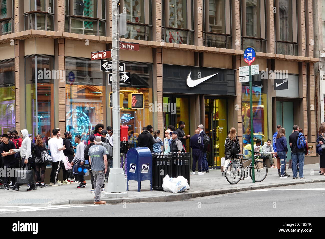 Menschen säumten bis außerhalb des 68.000-Quadratfuß-Flaggschiff Nike Store in SoHo, New York, NY, USA Stockfoto