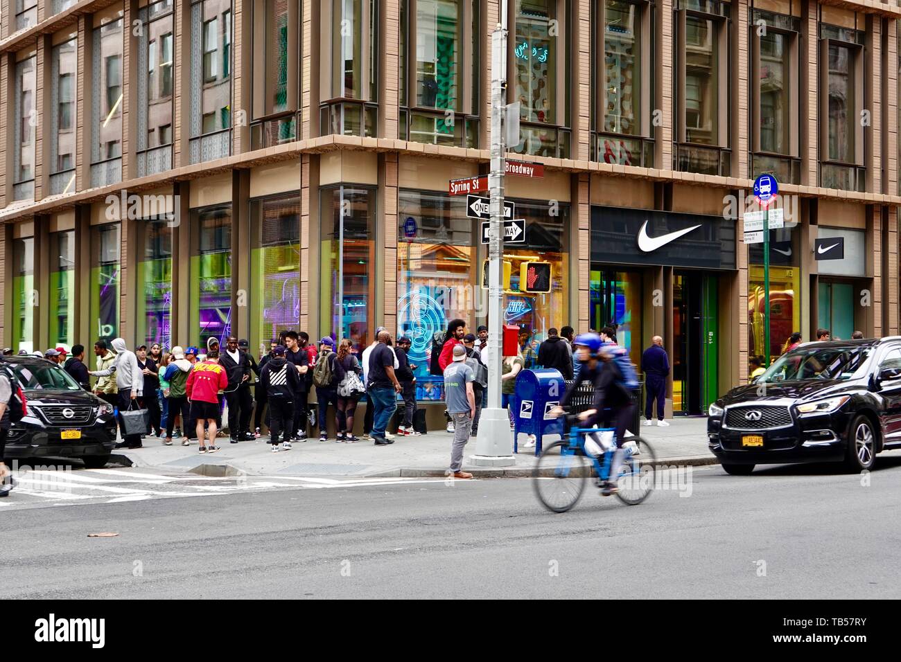 Menschen säumten bis außerhalb des 68.000-Quadratfuß-Flaggschiff Nike Store in SoHo, New York, NY, USA Stockfoto