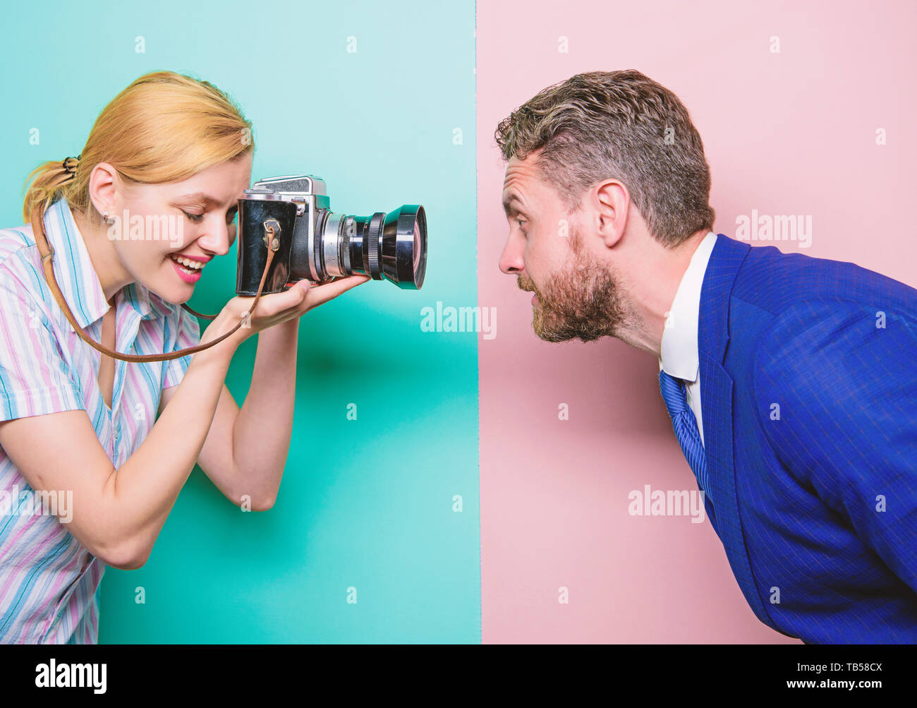 Genießen Foto schießen. Fotograf shooting männliches Modell im Studio.  Hübsche Frau mit professioneller Kamera. Geschäftsmann vor der Fotografin  posieren. Fashion Shooting in Photo Studio Stockfotografie - Alamy