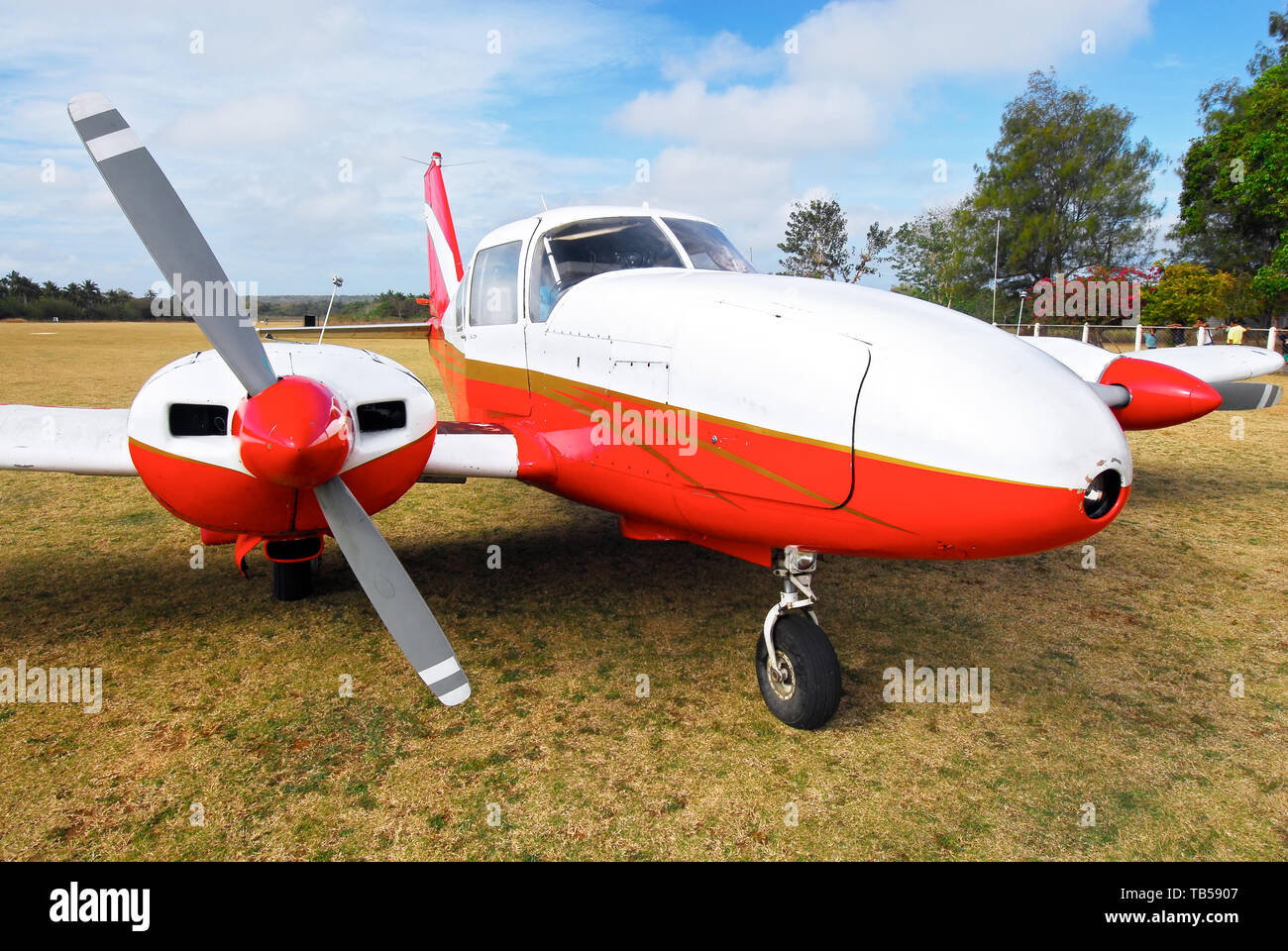 Cuyo Insel, Provinz Palawan, Philippinen: Nahaufnahme eines roten und weißen Piper Aztech cargo business Flugzeug parken am Cuyo flughafen Stockfoto