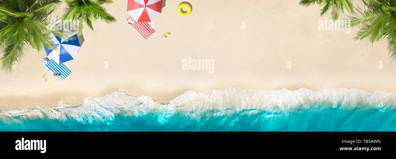 Antenne Draufsicht auf Sand Strand. Sonnenschirme, Sand und Meer Stockfoto