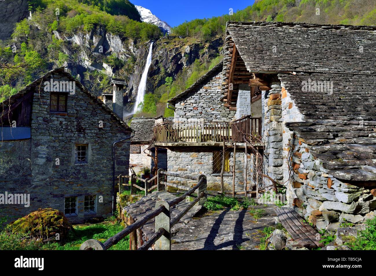 Tessiner Steinhäuser Stockfotos & Tessiner Steinhäuser Bilder Alamy