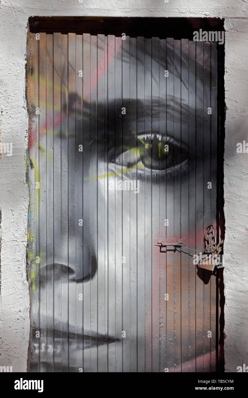Ist traurig, Frau, Gesicht, malte auf eine Tür, Graffiti, Street Art in der carme Viertel, Altstadt, Valencia, Spanien Stockfoto