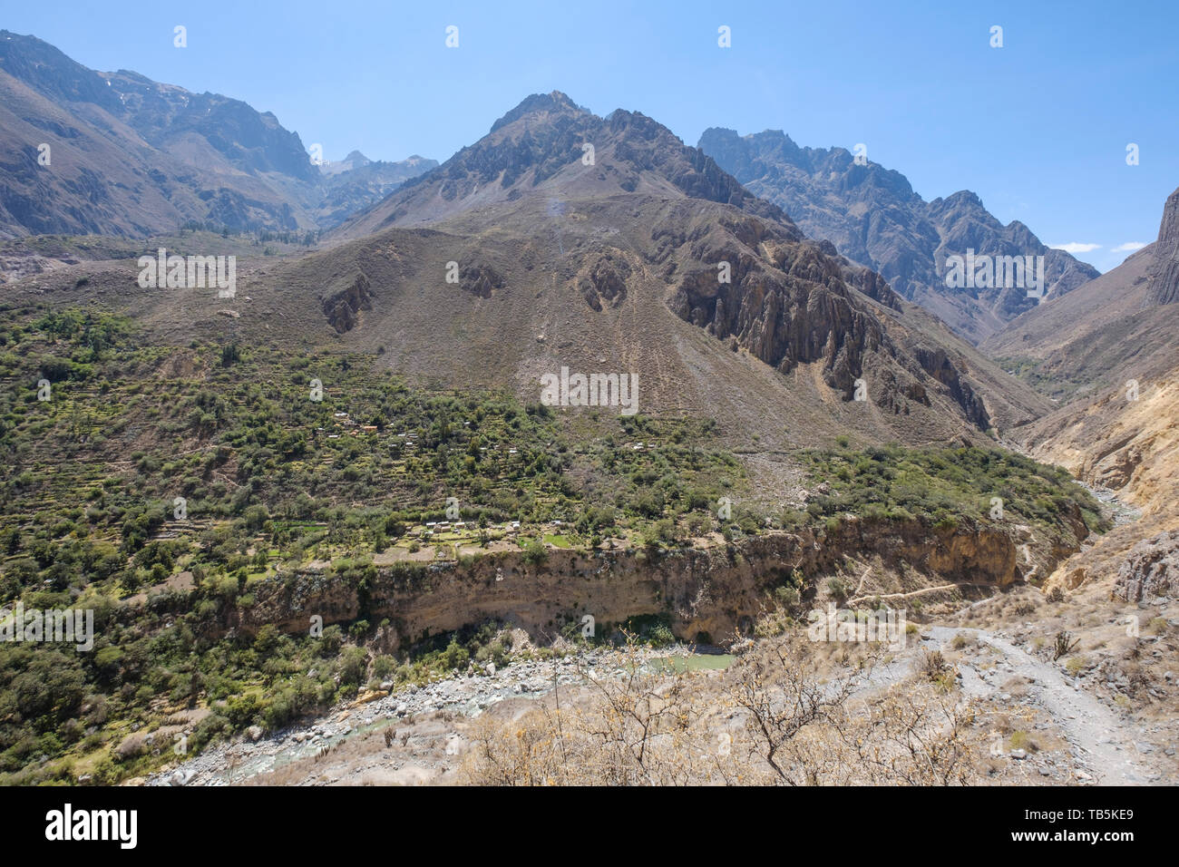 Trail und malerischen Blick auf den Colca Canyon mit dem Dorf von San Juan de Chucho, Cabanaconde Bezirk, Peru Stockfoto