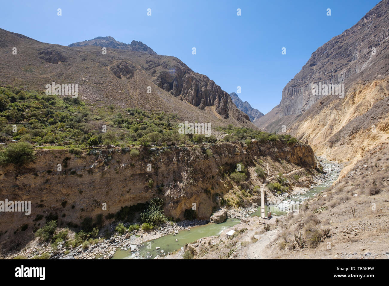 Trail und malerischen Blick auf den Colca Canyon mit dem Dorf von San Juan de Chucho, Cabanaconde Bezirk, Peru Stockfoto