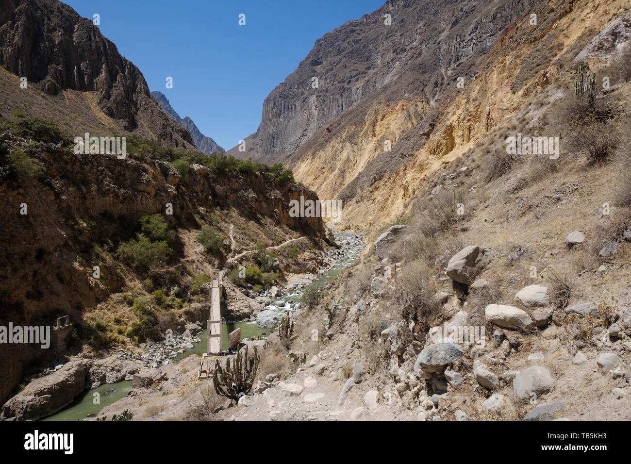 Trail und Brücke der Colca Fluss an der Colca Canyon, Cabanaconde Bezirk, Peru zu überqueren Stockfoto