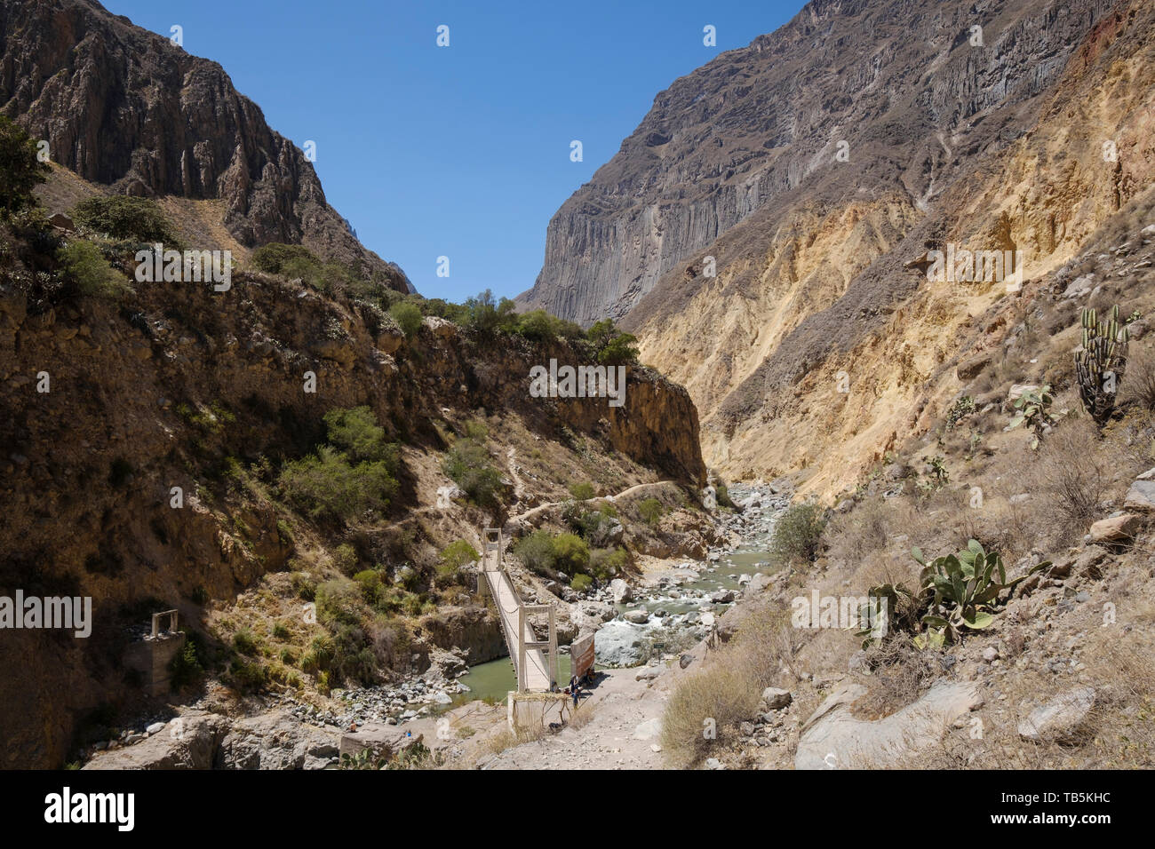 Trail und Brücke der Colca Fluss an der Colca Canyon, Cabanaconde Bezirk, Peru zu überqueren Stockfoto