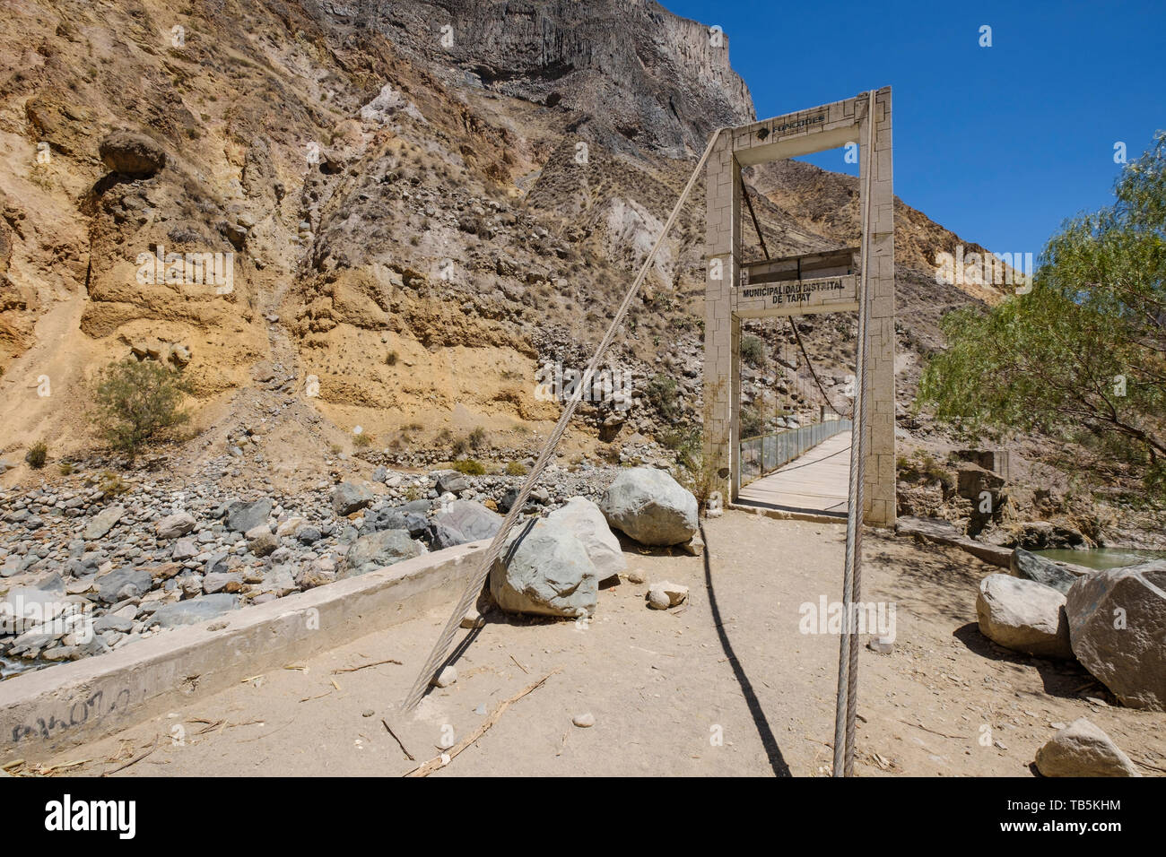 Trail und Brücke der Colca Fluss an der Colca Canyon, Cabanaconde Bezirk, Peru zu überqueren Stockfoto
