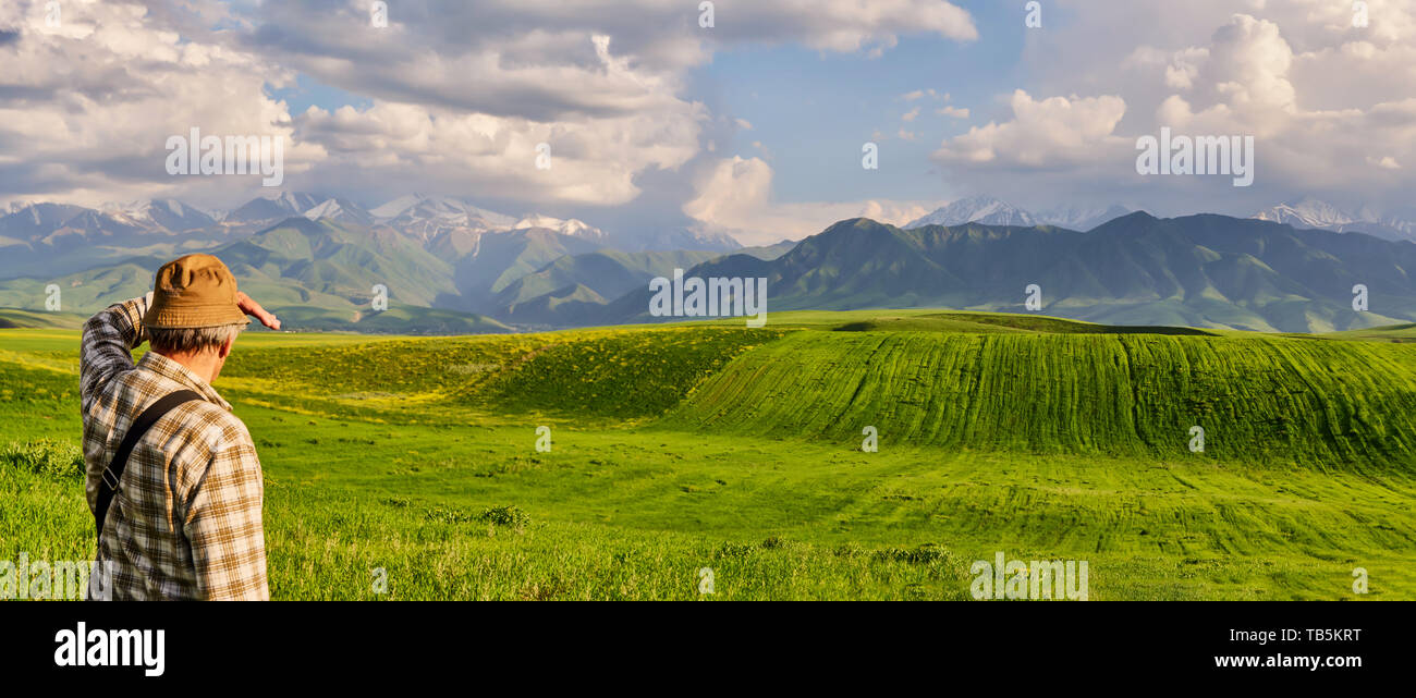 Panorama der Berge im Sommer. Erwachsenen Mann in die Ferne schaut. Natur, Berge, durch die Sonne bei klarem Wetter leuchtet, Sommer in der Stockfoto