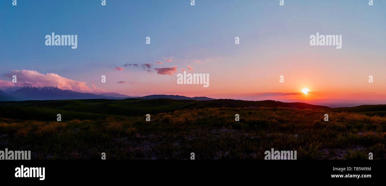 Panorama der Berge im Sommer. Wunderschönen Sonnenuntergang in den Bergen, herrliche Natur, Sommer in den Bergen. Reisen und Camping, Tourismus Stockfoto
