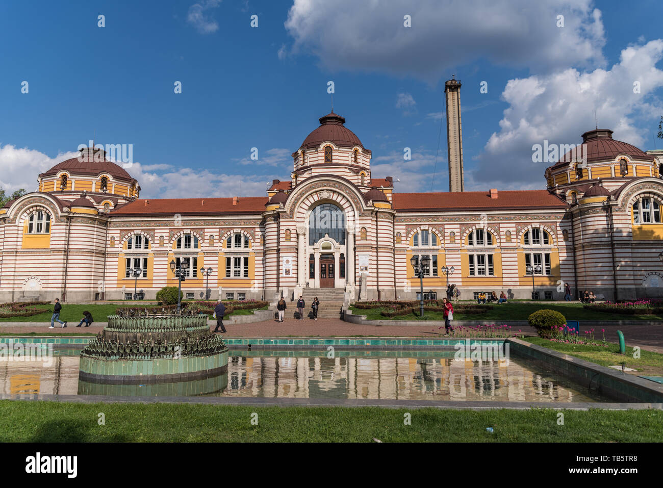 Sofia, Bulgarien - 2. Mai 2019: Sofia Museum der Geschichte der Hauptfassade Architektur. Dieses Museum in die Geschichte von Sofia gewidmet ist in der magnifice untergebracht Stockfoto