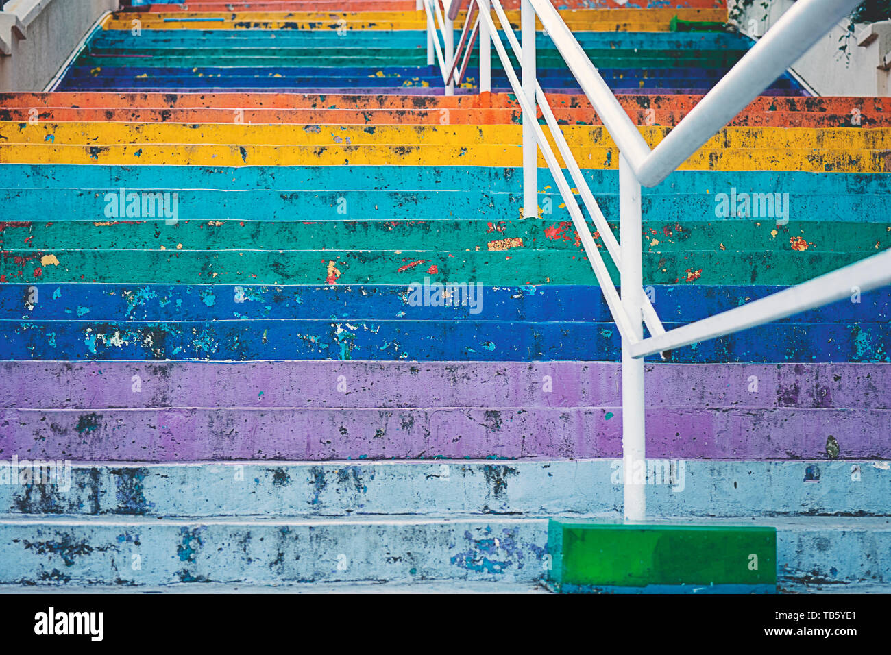 Treppen in Regenbogenfarben Hintergrund gemalt Stockfoto