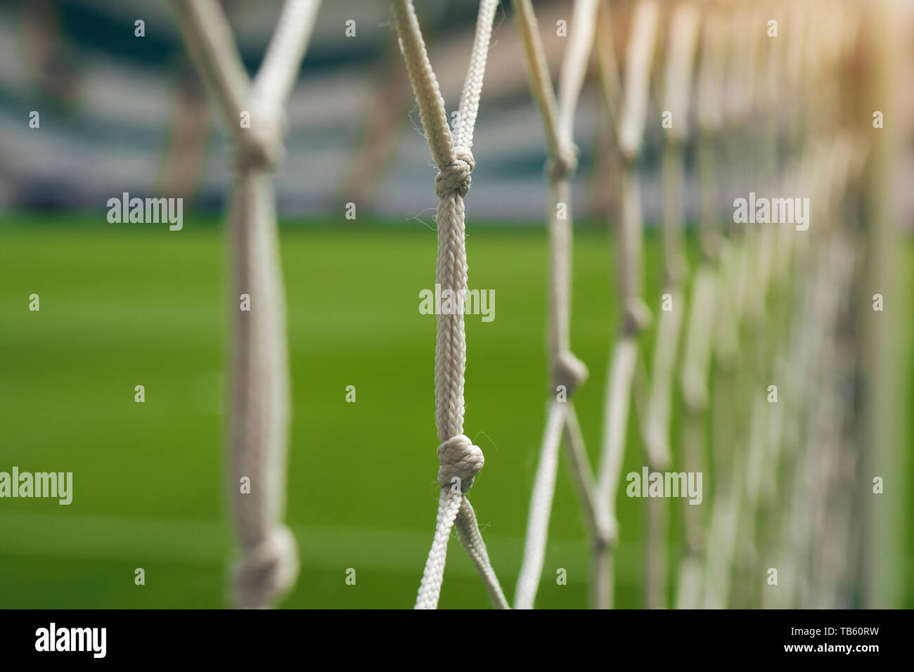 Weiß Fußball net, grünem Gras Hintergrund Stockfoto