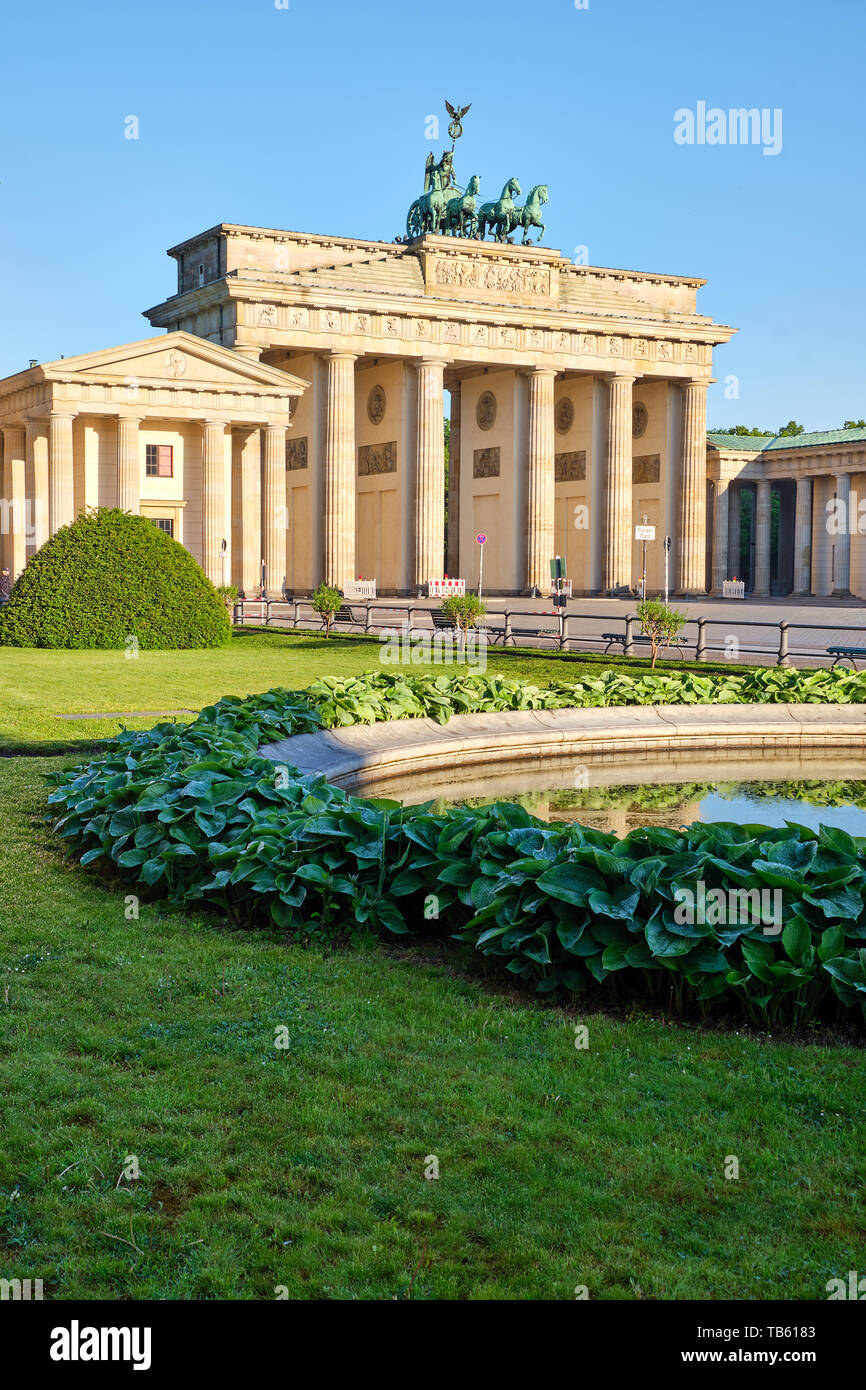 Das Brandenburger Tor in Berlin mit einem kleinen Teich Stockfoto