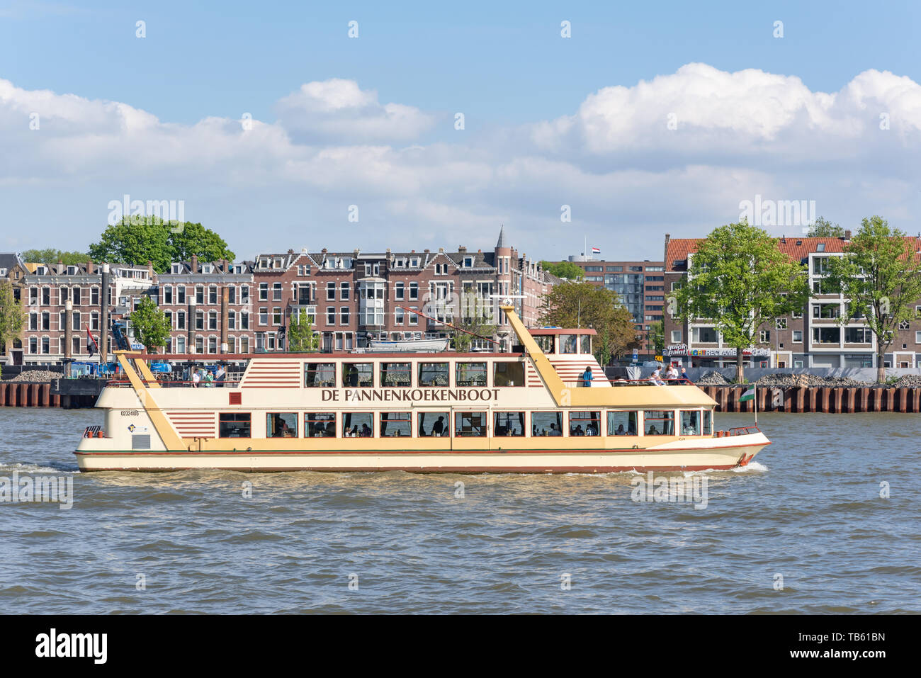 Rotterdam, Niederlande - 11. Mai 2019: Blick auf die Skyline mit de PannenKoekenboot touristische Boot in der Bucht und die traditionellen niederländischen Gebäude im Hintergrund Stockfoto