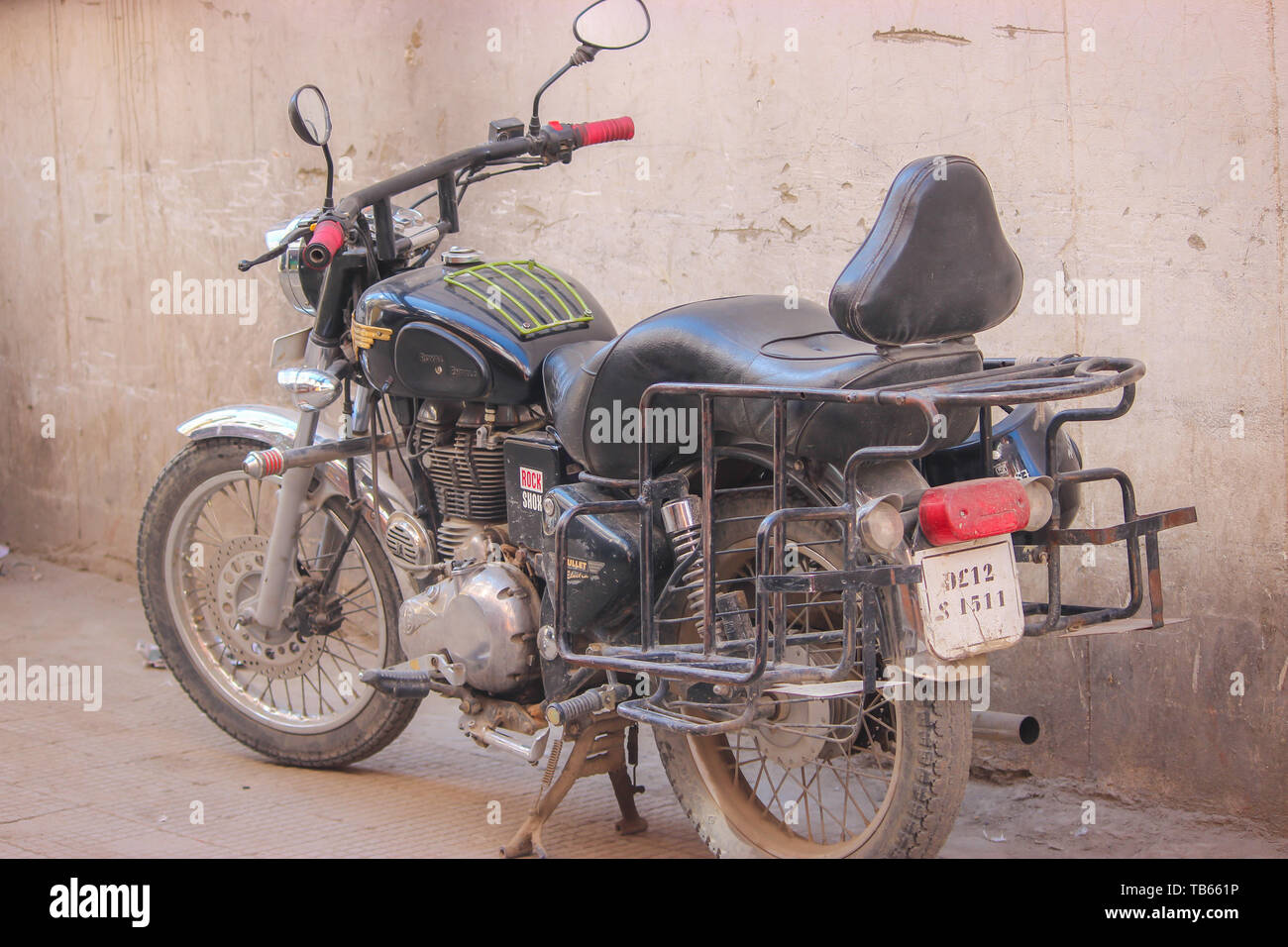 Ladakh, Jammu und Kaschmir, Indien - vom: 2. Mai 2019: Ein vintage Royal Enfield Bullet bike gegen Braun Wand in Ladakh geparkt Stockfoto