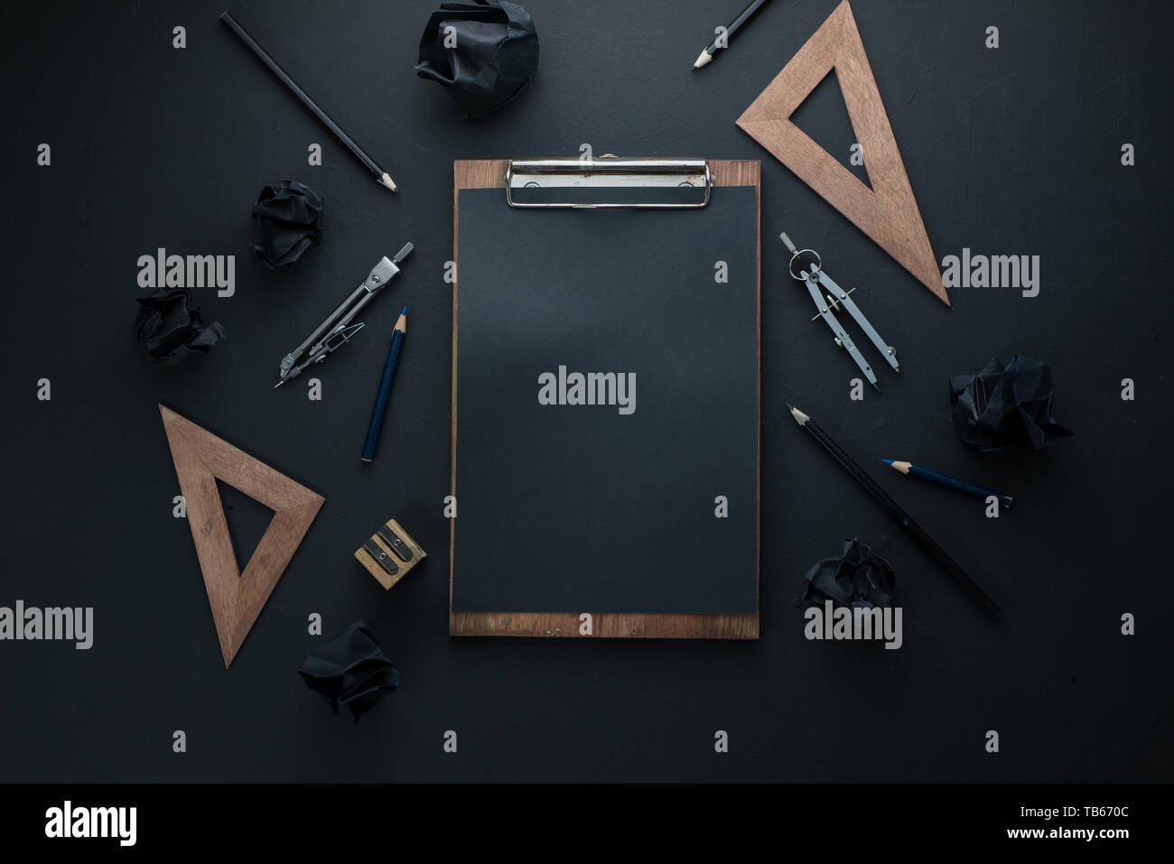 Schwarz auf Schwarz flach mit einem Klemmbrett, Bleistifte und Herrscher. Zeichnung blueprints Header mit kopieren. Stockfoto