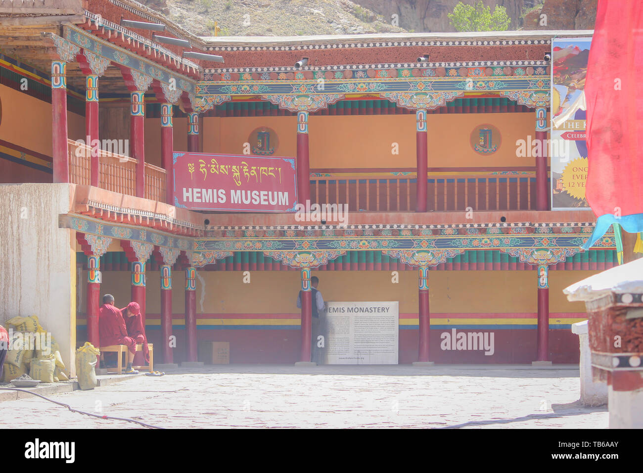 Ladakh, Indien: Vom - 8. Mai 2019: Buddhistische Architektur mit bunten dekorativen Mustern in Hemis Museum in Ladakh, Indien Stockfoto