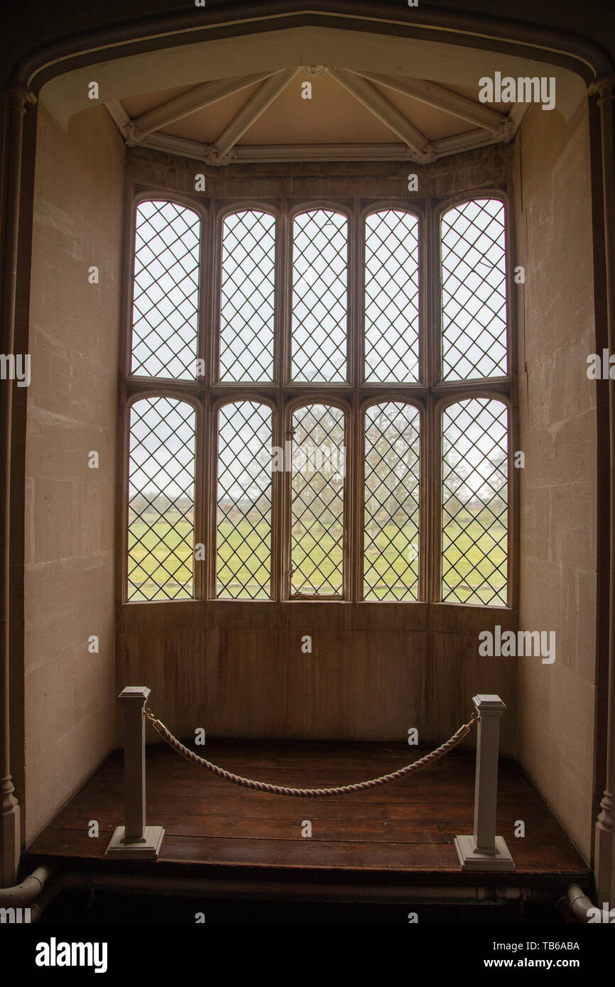 Fenster mit Fensterkreuz, wo William Henry Fox Talbot das erste fotografische Belichtung in Lacock Abbey, Wiltshire, England, UK. Stockfoto