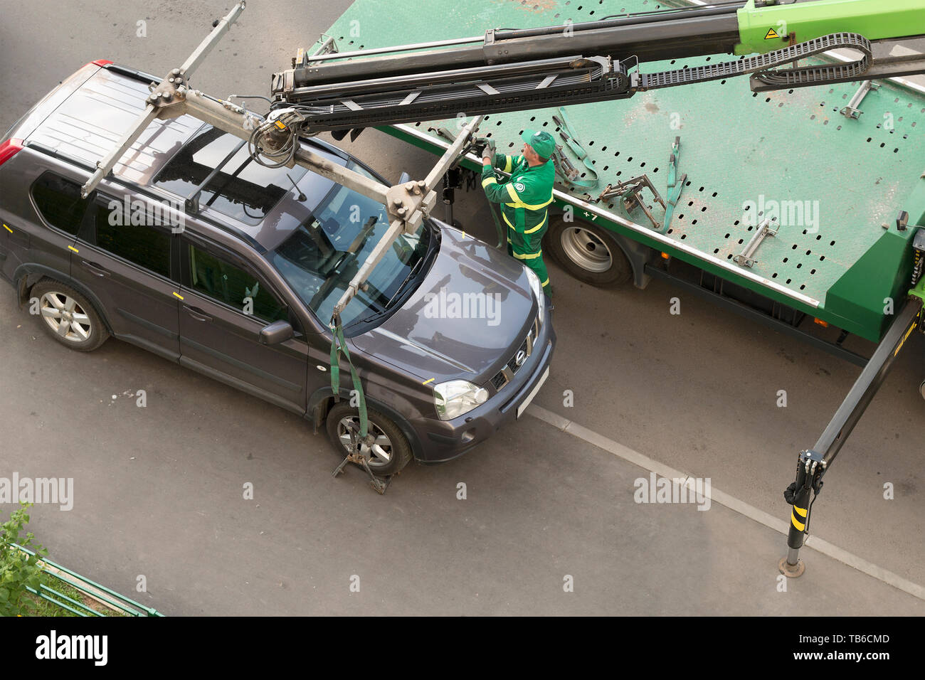 Moskau/Russland - Mai 2019: Evakuierung der Auto für das falsche Parken auf dem Bürgersteig. Bild kann für Themen wie Verkehrsdelikt, Reisen verwendet werden, tr Stockfoto